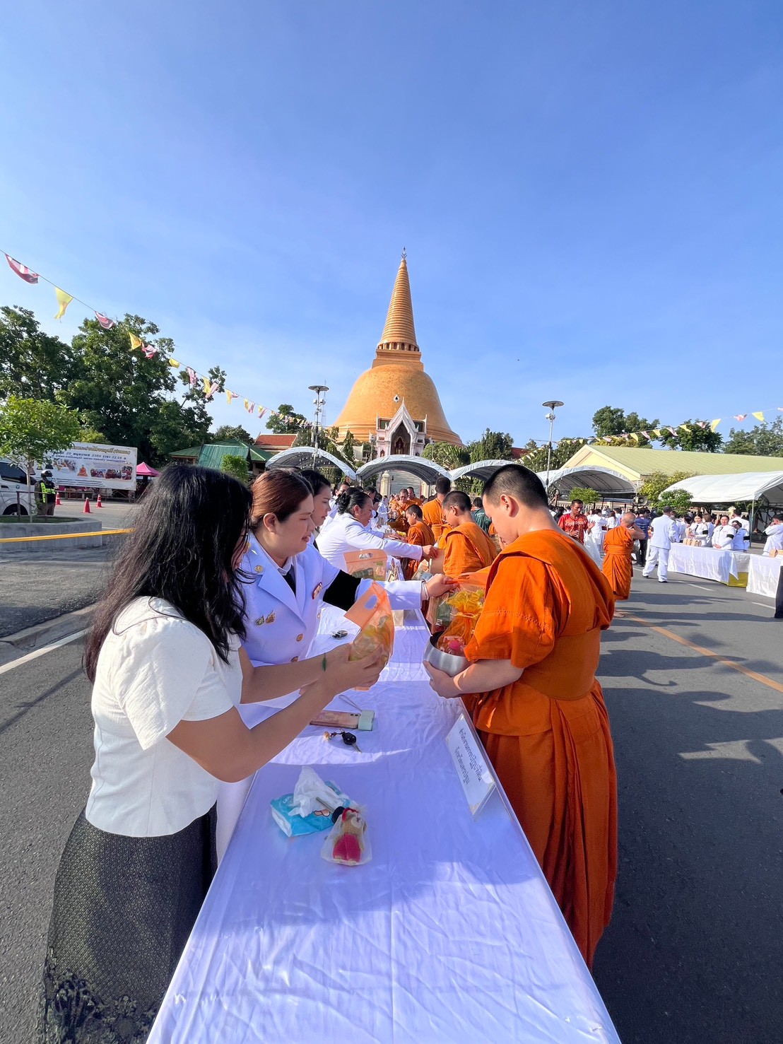 title - ส.ป.ก. นครปฐม เข้าร่วมพิธีสวดพระพุทธมนต์  และพิธีทำบุญตักบาตรถวายพระราชกุศล เนื่องในโอกาสการประกาศยกย่องพระเกียรติคุณ พระราชกรณียกิจ ในวาระครบ 100 ปี สมเด็จพระนางเจ้ารำไพพรรณี พระบรมราชินี ในรัชกาลที่ 7 
